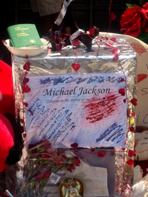 Jun-29-2009-MJ-Fan-Memorial-at-Hitsville-33