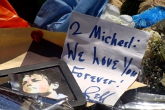 Jun-29-2009-MJ-Fan-Memorial-at-Hitsville-32